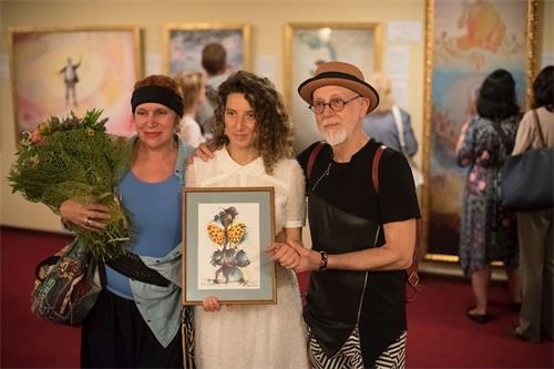 '圖4：藝術家雅納德齊夫（右）向主辦者波特瓦（中）贈送了畫作'