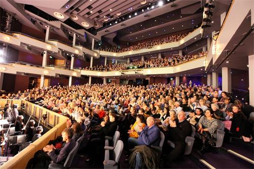 圖6：一月八日至十三日，美國神韻國際藝術團在英國倫敦西郊的沃金新維多利亞劇院和伯明翰的國際會議中心（ICC）共進行了七場演出，演出票提前售罄。圖為一月九日，神韻在英國沃金（Woking）新維多利亞劇院(Woking New Victoria Theatre) 的演出結束時，全場觀眾熱烈鼓掌向演員們致意。