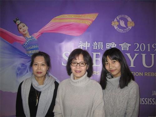 '圖3：從大陸來多倫多陪讀的張女士（左），在姐姐（中）的介紹下，特意帶著正在多倫多讀高中、同時學習中國古典舞的女兒（右）一起觀賞演出。'