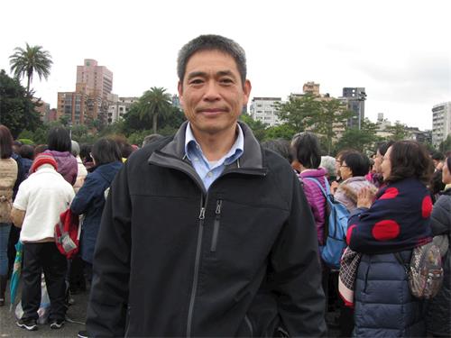 '圖2：從二零一四年起，吳錫昌每日都到台北西門町鬧市擺展板、講真相，他向師尊拜年並許下新年期望。'