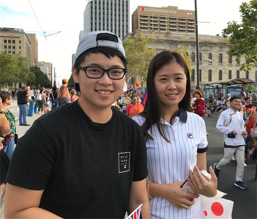 從台灣來度假的盧先生和洪小姐很高興看把中華傳統文化以美麗祥和的方式在西方呈現。