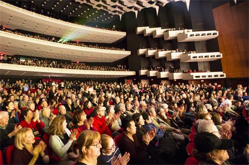 圖5：二零一九年一月三日至六日，神韻巡迴藝術團在蒙特利爾藝術中心威爾弗萊德-彼萊提爾大劇場上演了四場演出。圖為一月五日下午，演出結束時，觀眾以經久不息的掌聲與歡呼聲，不少觀眾起立鼓掌向神韻表達敬意及感恩。