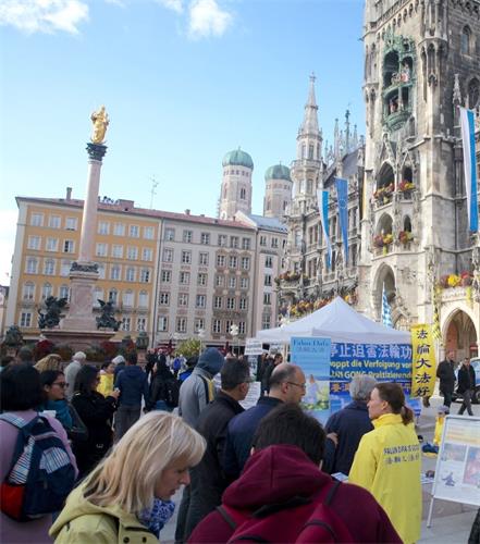 '圖1：在剛結束的慕尼黑啤酒節期間，德國學員向德國民眾和來自世界各地的遊客講述法輪功學員反迫害的真相，在市中心最繁華的瑪琳廣場舉辦多次活動。圖為德國統一日（十月三日）的活動場景。'