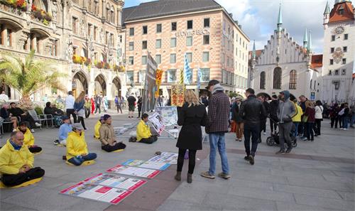 '圖5：十月三日（德國統一日）法輪功學員們在慕尼黑瑪琳廣場集體煉功'