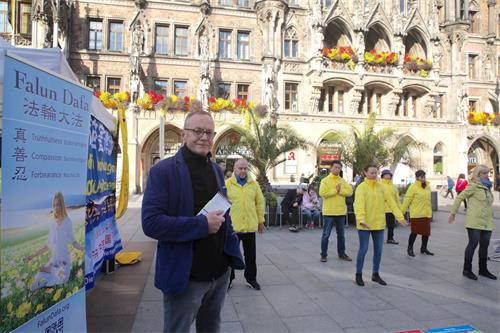 '圖11：十月三日，教師本哈德‧皮力茨Bernhard Pilz先生在慕尼黑瑪琳廣場看到法輪功學員煉功，感到非常平和。'