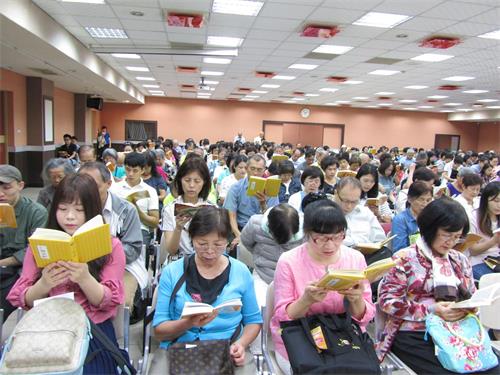 '圖2～3：台灣北區近一千三百名法輪功學員在台北劍潭青年活動中心舉行集體學法交流活動。'