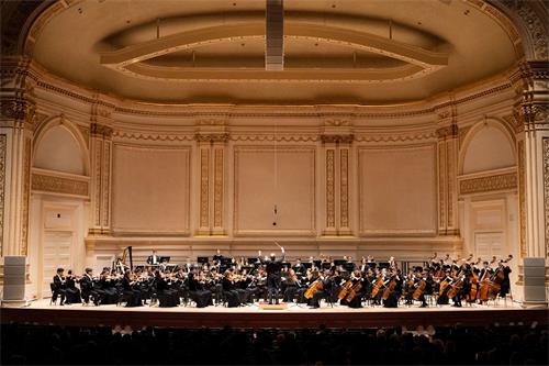'圖1～2：二零一九年十月十二日，享譽全球的神韻交響樂團在世界著名的紐約卡內基音樂廳（Carnegie Hall），給觀眾帶來兩場由中西方古典音樂精髓結合的5000年文明的交響之音。'