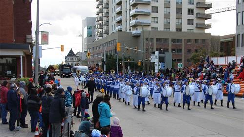 '圖1～3：二零一九年十月十四日，由加拿大多倫多法輪功學員組成的天國樂團，應邀參加了基奇納-滑鐵盧慕尼黑啤酒節感恩節（Kitchener-Waterloo Oktoberfest Thanksgiving Day parade）遊行'