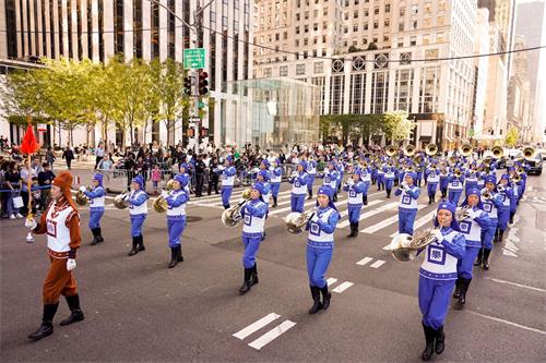 '圖1～6：二零一九年十月十四日，由法輪功學員組成的紐約天國樂團參加了第七十五屆紐約哥倫布日大遊行。'