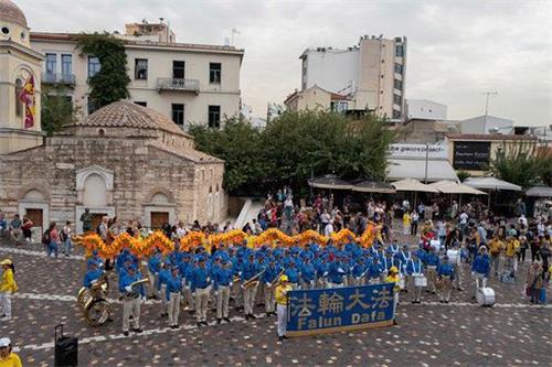 '圖9：二零一九年十月十一日，由法輪功學員組成的歐洲天國樂團在蒙納斯提拉奇廣場上演奏。'