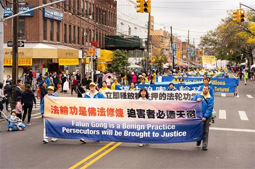 '圖1～12：二零一九年十月二十日中午時分，法輪功學員在紐約第三華人社區──布魯克林區的第八道上舉辦遊行，傳播法輪功的真相。'