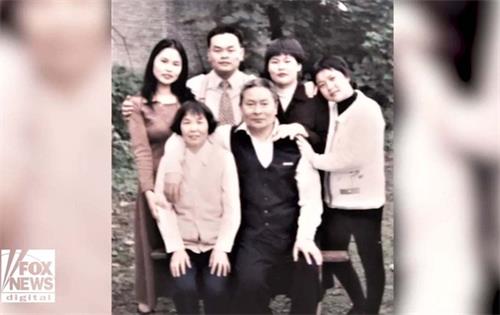 '圖4：江莉的父親江錫清（前排右）被強摘器官而死'