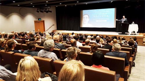 '圖1：新南威爾士州綠黨議員大衛﹒舒布瑞傑主辦並主持《求救信》在澳大利亞新南威爾士州議會大廈電影廳放映。'