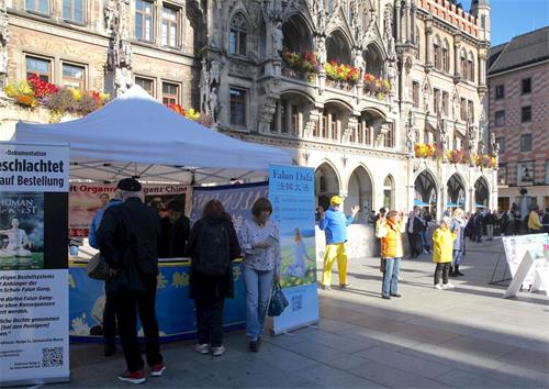 '圖2～3：二零一九年十月二十六日，德國法輪功學員在慕尼黑瑪琳廣場舉辦信息日活動。'