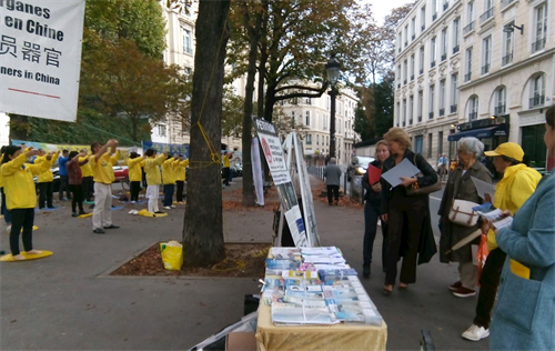 '圖1～3：巴黎部份法輪功學員在國民議會旁廣場上集會，支持議員們的限制強摘人體器官修正案'