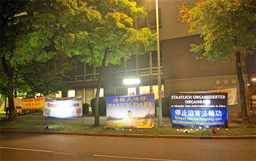 圖6～7：二零一九年九月二十七日夜晚，德國法輪功學員在慕尼黑中領館前，悼念被中共迫害致死的大陸法輪功學員。
