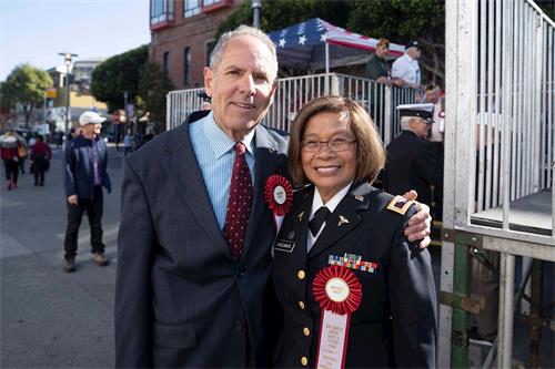 '圖8：美軍退休上校Debra Dacumos和先生Ken Eisen'