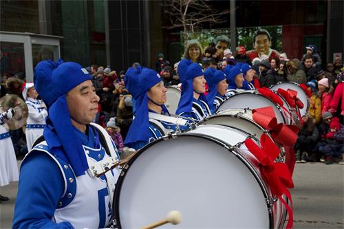 '圖1～6：2019年11月23日，法輪大法天國樂團受邀參加加拿大蒙特利爾聖誕大遊行慶祝活動。'