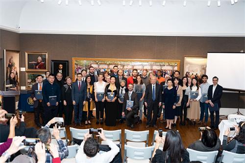 '圖2：2019年第五屆新唐人「全世界人物寫實油畫大賽」主辦方、嘉賓和部份獲獎選手合影。'