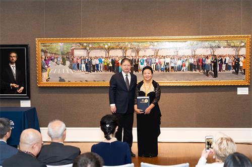 '圖6：新唐人電視台總裁唐忠（左）向金獎得主、香港畫家孔海燕（右）頒發獎牌和獲獎證書。'