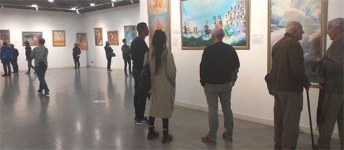 '圖1～4：「真善忍國際美展」在西班牙馬德裏洛佩﹒德﹒維加文化中心舉行，超過兩千人觀看'