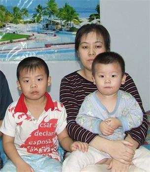 楊麗娟和兩個年幼的兒子