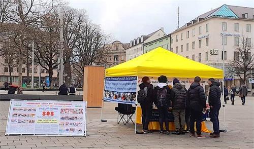 '圖1：法輪功學員在奧格斯堡的國王廣場上舉辦信息日，很多年輕人希望了解法輪功真相。'