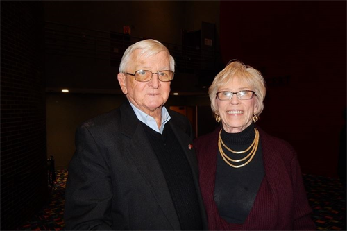 '圖7：前紐約州參議員約瑟夫﹒荷蘭（Joseph Holland）先生與喬伊斯﹒阿爾提裏（Joyce Altieri）女士慕名觀看了神韻國際藝術團十二月二十一日下午在帕切斯學院表演藝術中心的演出。'