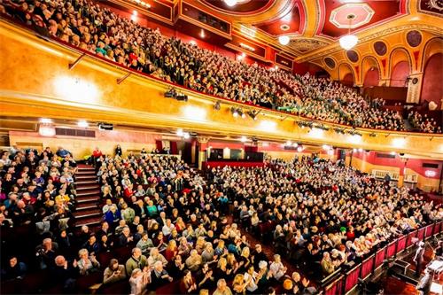 '圖2：二零一九年一月二十八日，神韻國際藝術團在利物浦帝國劇院上演了今年在利物浦的第二場也是最後一場演出，全場再次爆滿。'