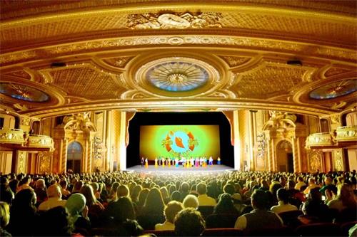 '圖3：二零一九年一月二十五日，神韻紐約藝術團在波士頓博赫王安劇院（BochCenterWangTheatre）的第三場演出高潮迭起，掌聲和歡呼不斷。'