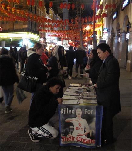 '圖3：二零一九年二月十日，幾百人在倫敦唐人街簽名支持法輪功學員反迫害'