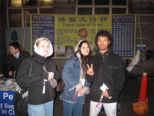 '圖6：二零一九年二月十日晚，約翰（John， 右）、瑪利亞（Maria，中）和瑪蒂達（Maltida）三位倫敦青年朋友在倫敦唐人街喜遇法輪功'