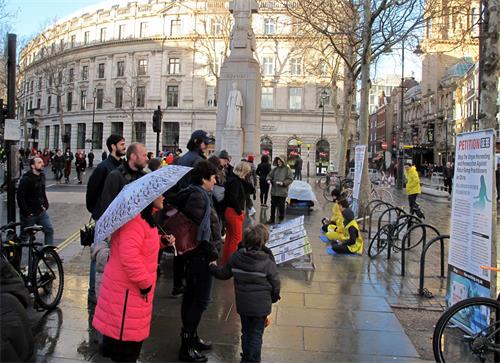 圖1-2：二零一九年二月十日，法輪功學員在倫敦聖馬丁廣場煉功、講真相、徵簽反迫害