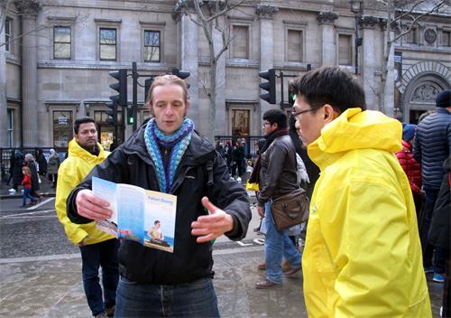 圖3：二零一九年二月十日，安德魯（Andrew，左）在聖馬丁廣場再次遇到法輪功