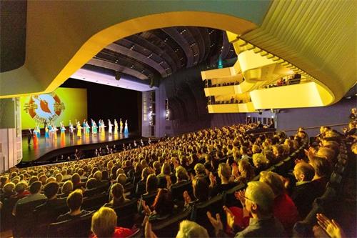 '圖3：二月十二日，美國神韻國際藝術團在德國艾森的阿爾托歌劇院（Aalto－Theater Essen）連續上演兩場演出。圖為晚場演出盛況。'