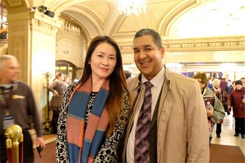 '圖5：一月二十四日下午，初創公司老闆劉耀楣（左）與朋友一起觀賞了神韻紐約藝術團在波士頓的第二場演出。她表示，神韻承傳了中華文化。'