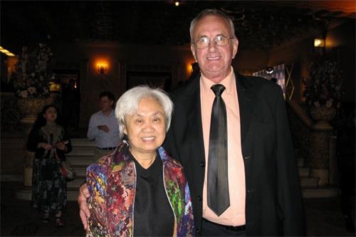 '圖6：二零一九年二月十四日晚，知名華裔女作家齊家貞女士與先生觀看了神韻世界藝術團在墨爾本的第六場演出。'