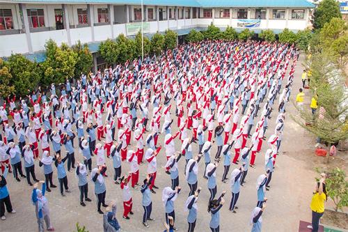 圖：印尼巴丹島第三十八國立中學大約五百名學生、老師、工友正在集體學煉法輪功功法