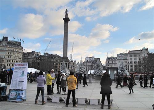 '圖1～3：二零一九年二月二日，法輪功學員在倫敦特拉法加廣場（Trafalgar Square）北平台發放真相傳單、煉功、講真相、徵簽反迫害。'
