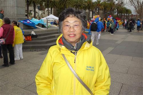 '圖25：法輪功學員夏瑰琦祝願舊金山的華人朋友新年快樂'
