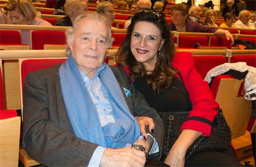 高級珠寶品牌老闆尼古拉斯•佩林（Nicolas Perrin）和太太一起觀看了神韻國際藝術團三月三日下午在日內瓦BFM劇院的演出。