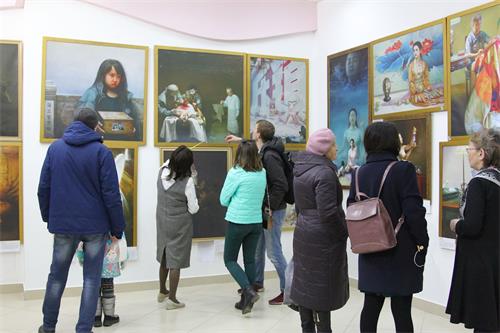 '圖1～3：俄羅斯學員於二零一九年三月六日至二十六日，在伊爾庫茨克市（Irkutsk）市中心舉行「真、善、忍」國際美展。從畫展開幕至今，大批的當地居民前來觀看。'