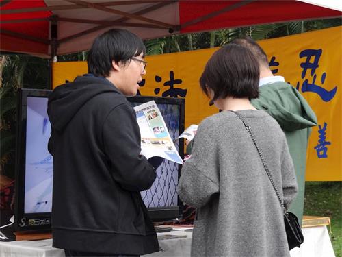 '圖2：李威震（左一）正與中國大陸遊客講真相'