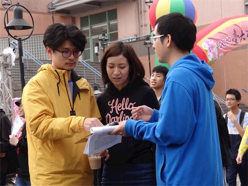 '圖4：江山青同學（右一，著藍色外套）向學生們講述中共迫害法輪功真相'