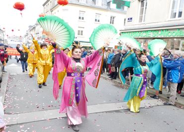 '圖1：法輪功學員參加法國庫唐斯市的中國年慶祝遊行。'