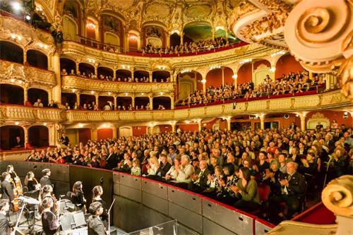 '圖1：二零一九年三月二十五日和二十六日，神韻紐約藝術團在奧地利格拉茨歌劇院（Opernhaus Graz）上演了三場演出，其中一場是一個月前臨時加場，演出票全部售罄。該市市長感謝神韻帶來三場火熱爆滿的演出。'