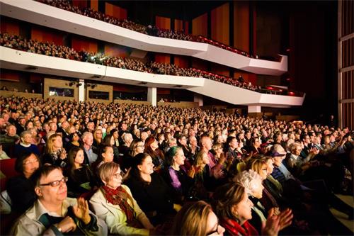 '圖3：三月二十四日，美國神韻國際藝術團在漢密爾頓福斯特安大略音樂廳的二場演出均爆滿。'
