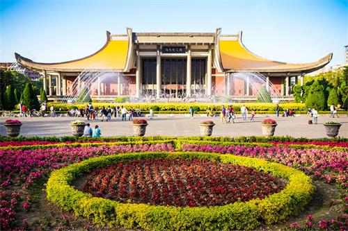 '圖1：國父紀念館仿唐式飛簷式宮殿建築，周圍擁有中山公園及翠湖，草木復甦綠意盎然，不僅是台灣熱門的觀光景點，更是中國大陸的觀光客指名要參觀的景點之一。'
