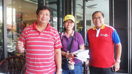 圖5：來自菲律賓的會計師卡洛斯（Carlos，右）和埃德加（Edgar，左）開心和法輪功學員合影留念，感謝她給他們講解法輪功的真相。