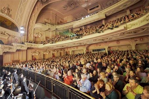 '圖2：二零一九年三月二日，神韻巡迴藝術團在美國費城瑪麗安劇院（Merriam Theater）的兩場演出，再度爆滿加座。'